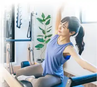 ピラティス中の女性の写真