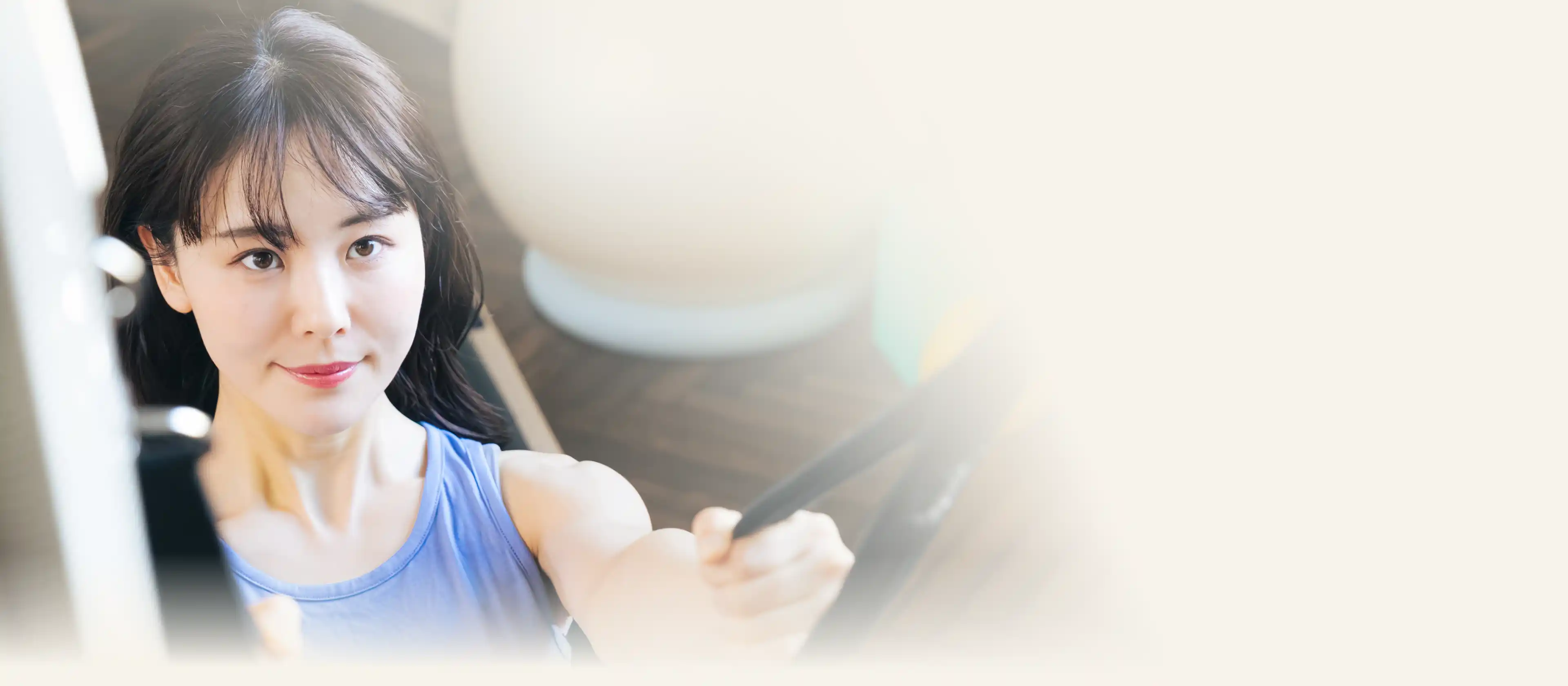 ピラティスをしている女性の写真